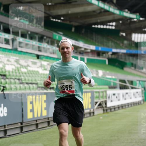 05.10.2025 - 20. swb-Marathon Bremen Michael Burmester http://msf.ph/oto/9324800 05.10.2025 12:32:18 Laufen im Stadion 141, 566, 569, 650, 664, 908, 938, 1093, 1665, 2054, 6, 8, 2054 meine-sportfotos.de