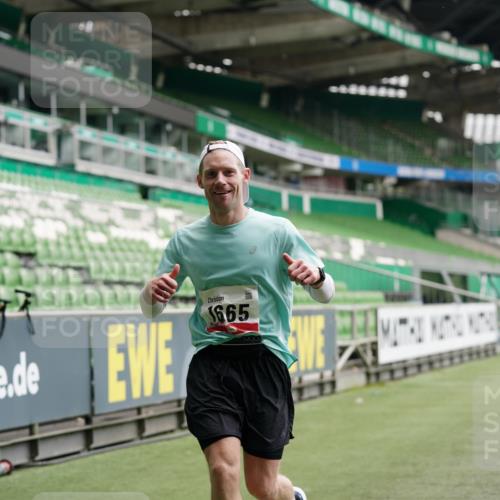 05.10.2025 - 20. swb-Marathon Bremen Michael Burmester http://msf.ph/oto/9324802 05.10.2025 12:32:18 Laufen im Stadion 141, 566, 569, 650, 664, 908, 938, 1093, 1665, 2054, 6, 8, 2054 meine-sportfotos.de