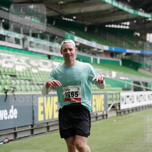 05.10.2025 - 20. swb-Marathon Bremen Michael Burmester http://msf.ph/oto/9324804 05.10.2025 12:32:18 Laufen im Stadion 141, 566, 569, 650, 664, 908, 938, 1093, 1665, 2054, 6, 8, 2054 meine-sportfotos.de