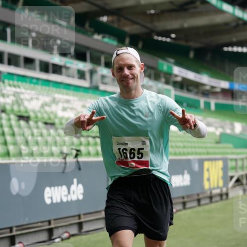 05.10.2025 - 20. swb-Marathon Bremen Michael Burmester http://msf.ph/oto/9324806 05.10.2025 12:32:19 Laufen im Stadion 141, 566, 569, 650, 664, 908, 938, 1093, 1665, 6, 2054 meine-sportfotos.de