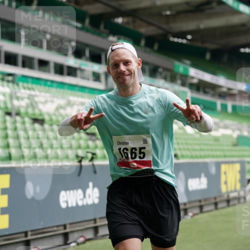 05.10.2025 - 20. swb-Marathon Bremen Michael Burmester http://msf.ph/oto/9324808 05.10.2025 12:32:19 Laufen im Stadion 141, 566, 569, 650, 664, 908, 938, 1093, 1665, 6, 2054 meine-sportfotos.de