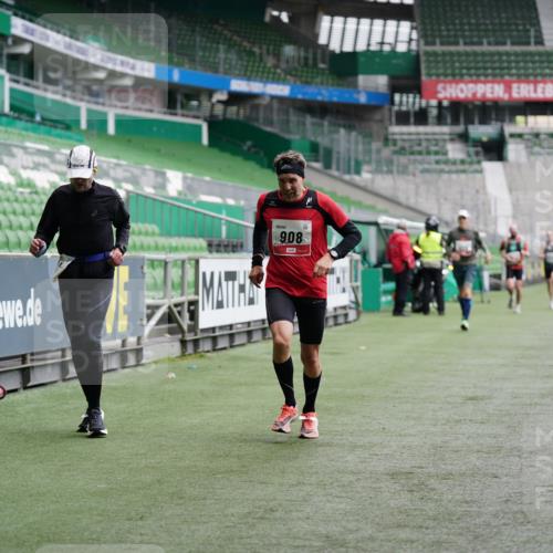 05.10.2025 - 20. swb-Marathon Bremen Michael Burmester http://msf.ph/oto/9324812 05.10.2025 12:32:28 Laufen im Stadion 141, 569, 650, 664, 908, 938, 1093, 1665, 2033, 566, 2054 meine-sportfotos.de