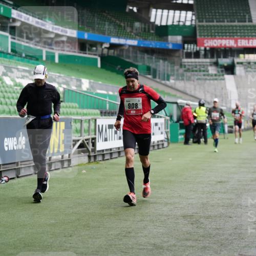 05.10.2025 - 20. swb-Marathon Bremen Michael Burmester http://msf.ph/oto/9324814 05.10.2025 12:32:28 Laufen im Stadion 141, 569, 650, 664, 908, 938, 1093, 1665, 2033, 566, 2054 meine-sportfotos.de