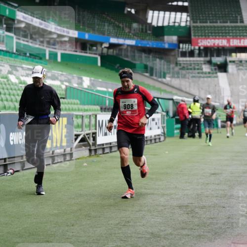 05.10.2025 - 20. swb-Marathon Bremen Michael Burmester http://msf.ph/oto/9324816 05.10.2025 12:32:28 Laufen im Stadion 141, 569, 650, 664, 908, 938, 1093, 1665, 2033, 566, 2054 meine-sportfotos.de