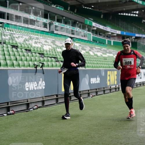 05.10.2025 - 20. swb-Marathon Bremen Michael Burmester http://msf.ph/oto/9324818 05.10.2025 12:32:29 Laufen im Stadion 141, 569, 650, 664, 908, 938, 1093, 1665, 2033, 566, 2054 meine-sportfotos.de
