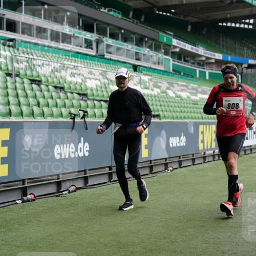 05.10.2025 - 20. swb-Marathon Bremen Michael Burmester http://msf.ph/oto/9324820 05.10.2025 12:32:29 Laufen im Stadion 141, 569, 650, 664, 908, 938, 1093, 1665, 2033, 566, 2054 meine-sportfotos.de