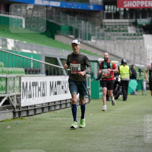 05.10.2025 - 20. swb-Marathon Bremen Michael Burmester http://msf.ph/oto/9324826 05.10.2025 12:32:32 Laufen im Stadion 141, 569, 650, 664, 908, 938, 1093, 1665, 2033, 2682, 566, 2054 meine-sportfotos.de