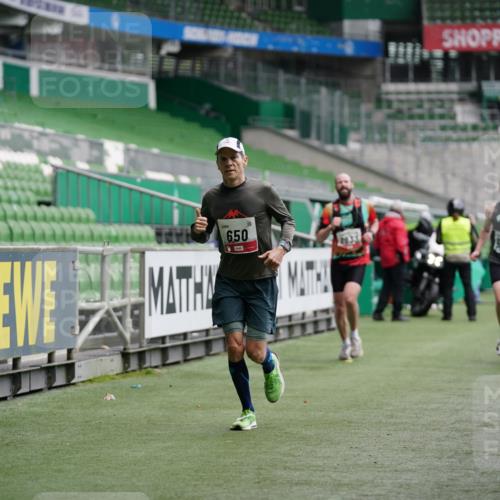 05.10.2025 - 20. swb-Marathon Bremen Michael Burmester http://msf.ph/oto/9324828 05.10.2025 12:32:33 Laufen im Stadion 141, 569, 650, 664, 908, 938, 1093, 1665, 2033, 2682, 566, 2054 meine-sportfotos.de