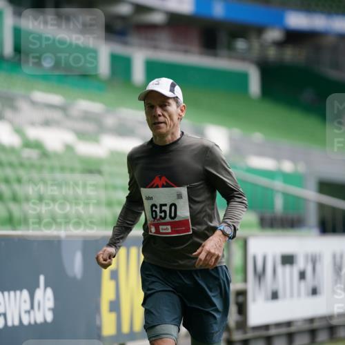 05.10.2025 - 20. swb-Marathon Bremen Michael Burmester http://msf.ph/oto/9324830 05.10.2025 12:32:35 Laufen im Stadion 141, 569, 650, 664, 746, 908, 938, 1093, 1665, 2033, 2682, 566, 2054 meine-sportfotos.de