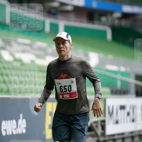 05.10.2025 - 20. swb-Marathon Bremen Michael Burmester http://msf.ph/oto/9324832 05.10.2025 12:32:35 Laufen im Stadion 141, 569, 650, 664, 746, 908, 938, 1093, 1665, 2033, 2682, 566, 2054 meine-sportfotos.de