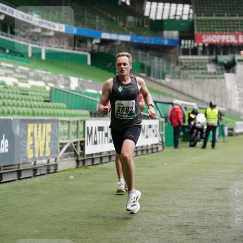 05.10.2025 - 20. swb-Marathon Bremen Michael Burmester http://msf.ph/oto/9324840 05.10.2025 12:32:37 Laufen im Stadion 141, 569, 650, 664, 746, 908, 938, 1093, 1494, 1665, 2033, 2682, 566, 2054 meine-sportfotos.de