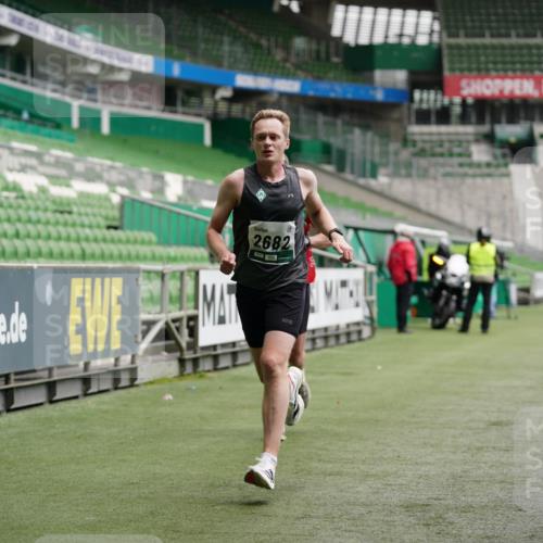05.10.2025 - 20. swb-Marathon Bremen Michael Burmester http://msf.ph/oto/9324842 05.10.2025 12:32:37 Laufen im Stadion 141, 569, 650, 664, 746, 908, 938, 1093, 1494, 1665, 2033, 2682, 566, 2054 meine-sportfotos.de