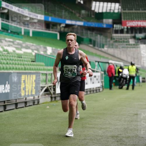 05.10.2025 - 20. swb-Marathon Bremen Michael Burmester http://msf.ph/oto/9324844 05.10.2025 12:32:37 Laufen im Stadion 141, 569, 650, 664, 746, 908, 938, 1093, 1494, 1665, 2033, 2682, 566, 2054 meine-sportfotos.de