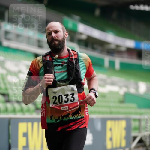 05.10.2025 - 20. swb-Marathon Bremen Michael Burmester http://msf.ph/oto/9324848 05.10.2025 12:32:39 Laufen im Stadion 141, 369, 569, 650, 664, 746, 850, 908, 1093, 1494, 1665, 1928, 2033, 2682, 566, 938 meine-sportfotos.de