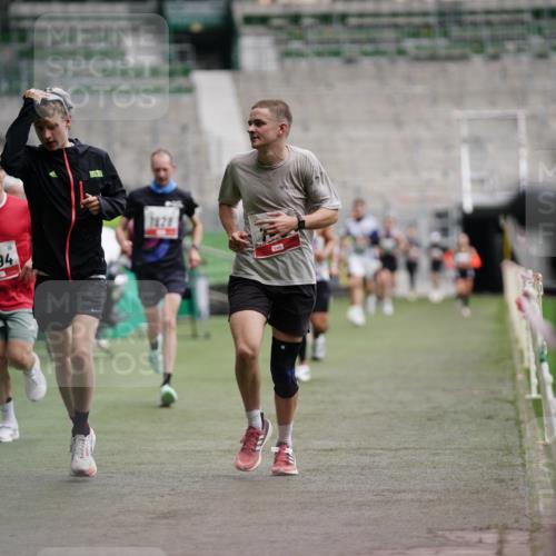 05.10.2025 - 20. swb-Marathon Bremen Michael Burmester http://msf.ph/oto/9324850 05.10.2025 12:32:46 Laufen im Stadion 369, 569, 650, 664, 746, 850, 908, 1093, 1494, 1665, 1928, 2033, 2682, 141, 566, 938 meine-sportfotos.de