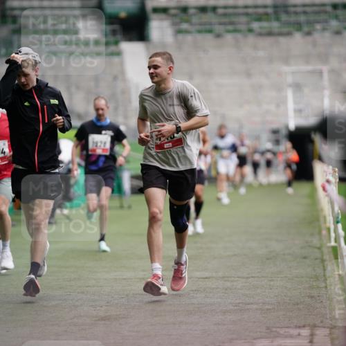 05.10.2025 - 20. swb-Marathon Bremen Michael Burmester http://msf.ph/oto/9324852 05.10.2025 12:32:46 Laufen im Stadion 369, 569, 650, 664, 746, 850, 908, 1093, 1494, 1665, 1928, 2033, 2682, 141, 566, 938 meine-sportfotos.de