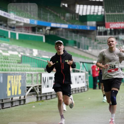 05.10.2025 - 20. swb-Marathon Bremen Michael Burmester http://msf.ph/oto/9324854 05.10.2025 12:32:48 Laufen im Stadion 369, 569, 650, 664, 746, 850, 908, 1093, 1494, 1665, 1928, 2033, 2682, 141, 938 meine-sportfotos.de
