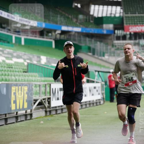 05.10.2025 - 20. swb-Marathon Bremen Michael Burmester http://msf.ph/oto/9324856 05.10.2025 12:32:48 Laufen im Stadion 369, 569, 650, 664, 746, 850, 908, 1093, 1494, 1665, 1928, 2033, 2682, 141, 938 meine-sportfotos.de