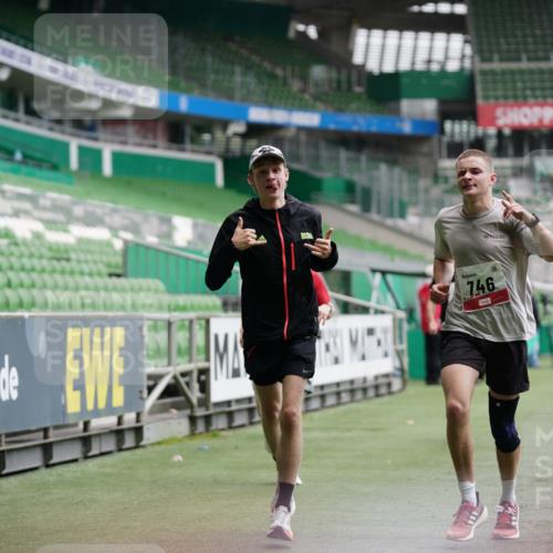 05.10.2025 - 20. swb-Marathon Bremen Michael Burmester http://msf.ph/oto/9324858 05.10.2025 12:32:48 Laufen im Stadion 369, 569, 650, 664, 746, 850, 908, 1093, 1494, 1665, 1928, 2033, 2682, 141, 938 meine-sportfotos.de
