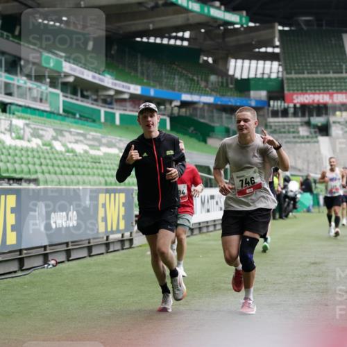 05.10.2025 - 20. swb-Marathon Bremen Michael Burmester http://msf.ph/oto/9324860 05.10.2025 12:32:49 Laufen im Stadion 369, 569, 650, 664, 746, 850, 908, 1093, 1494, 1665, 1928, 2033, 2682, 141, 938, 1093 meine-sportfotos.de