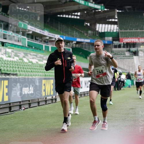 05.10.2025 - 20. swb-Marathon Bremen Michael Burmester http://msf.ph/oto/9324862 05.10.2025 12:32:49 Laufen im Stadion 369, 569, 650, 664, 746, 850, 908, 1093, 1494, 1665, 1928, 2033, 2682, 141, 938, 1093 meine-sportfotos.de