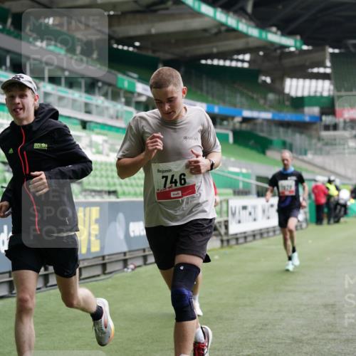 05.10.2025 - 20. swb-Marathon Bremen Michael Burmester http://msf.ph/oto/9324864 05.10.2025 12:32:50 Laufen im Stadion 218, 369, 569, 650, 664, 746, 850, 908, 1494, 1665, 1928, 2033, 2682, 141, 938, 1093 meine-sportfotos.de