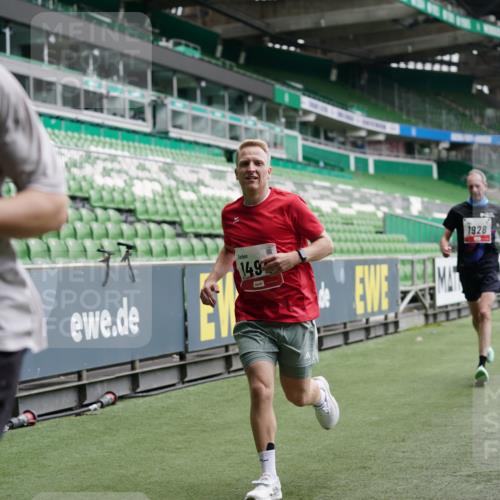 05.10.2025 - 20. swb-Marathon Bremen Michael Burmester http://msf.ph/oto/9324866 05.10.2025 12:32:51 Laufen im Stadion 218, 369, 569, 650, 664, 746, 850, 908, 1494, 1665, 1928, 2033, 2682, 141, 938, 1093 meine-sportfotos.de