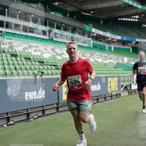 05.10.2025 - 20. swb-Marathon Bremen Michael Burmester http://msf.ph/oto/9324868 05.10.2025 12:32:51 Laufen im Stadion 218, 369, 569, 650, 664, 746, 850, 908, 1494, 1665, 1928, 2033, 2682, 141, 938, 1093 meine-sportfotos.de