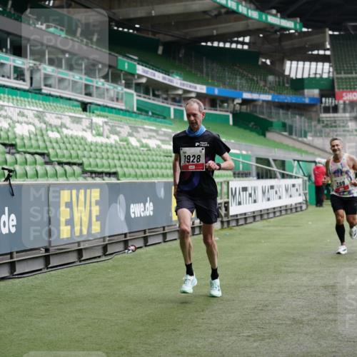 05.10.2025 - 20. swb-Marathon Bremen Michael Burmester http://msf.ph/oto/9324870 05.10.2025 12:32:52 Laufen im Stadion 218, 369, 569, 650, 664, 746, 850, 908, 1494, 1665, 1928, 2033, 2682, 141, 938, 1093, 1665 meine-sportfotos.de