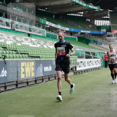 05.10.2025 - 20. swb-Marathon Bremen Michael Burmester http://msf.ph/oto/9324872 05.10.2025 12:32:53 Laufen im Stadion 218, 369, 569, 650, 664, 746, 850, 908, 1494, 1913, 1928, 2033, 2682, 4251, 6957, 141, 569, 938, 1093, 1665 meine-sportfotos.de