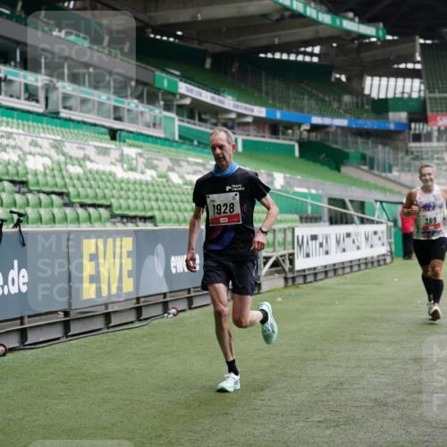 05.10.2025 - 20. swb-Marathon Bremen Michael Burmester http://msf.ph/oto/9324874 05.10.2025 12:32:53 Laufen im Stadion 218, 369, 569, 650, 664, 746, 850, 908, 1494, 1913, 1928, 2033, 2682, 4251, 6957, 141, 569, 938, 1093, 1665 meine-sportfotos.de