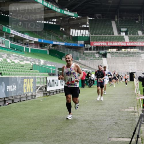 05.10.2025 - 20. swb-Marathon Bremen Michael Burmester http://msf.ph/oto/9324876 05.10.2025 12:32:54 Laufen im Stadion 218, 369, 650, 664, 746, 850, 908, 1494, 1617, 1913, 1928, 2033, 2682, 4251, 6957, 141, 569, 938, 1093, 1665 meine-sportfotos.de