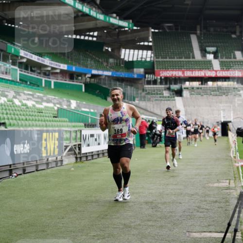 05.10.2025 - 20. swb-Marathon Bremen Michael Burmester http://msf.ph/oto/9324878 05.10.2025 12:32:54 Laufen im Stadion 218, 369, 650, 664, 746, 850, 908, 1494, 1617, 1913, 1928, 2033, 2682, 4251, 6957, 141, 569, 938, 1093, 1665 meine-sportfotos.de