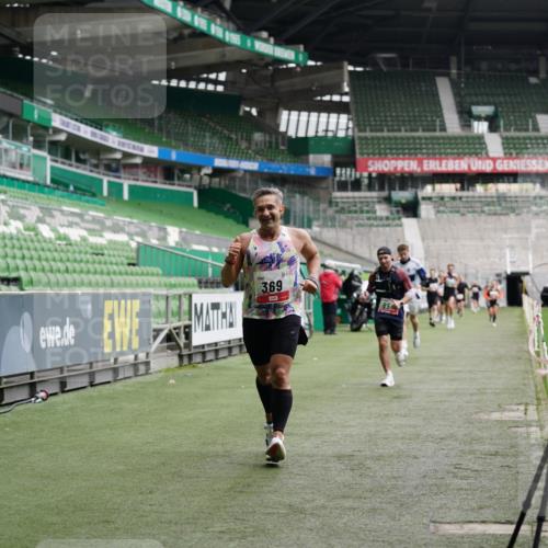 05.10.2025 - 20. swb-Marathon Bremen Michael Burmester http://msf.ph/oto/9324880 05.10.2025 12:32:54 Laufen im Stadion 218, 369, 650, 664, 746, 850, 908, 1494, 1617, 1913, 1928, 2033, 2682, 4251, 6957, 141, 569, 938, 1093, 1665 meine-sportfotos.de