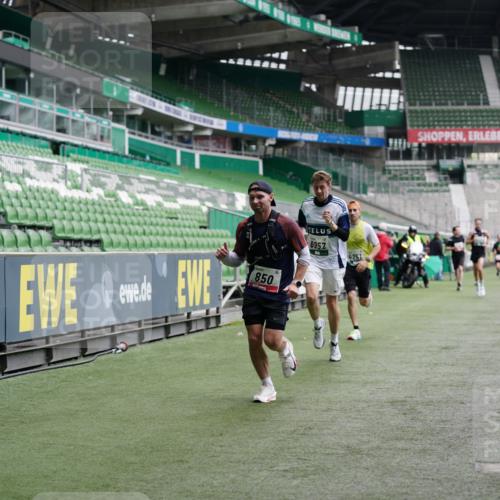05.10.2025 - 20. swb-Marathon Bremen Michael Burmester http://msf.ph/oto/9324888 05.10.2025 12:32:57 Laufen im Stadion 121, 218, 369, 650, 664, 746, 850, 908, 1494, 1617, 1913, 1928, 2033, 2267, 2682, 4251, 6957, 8582, 141, 569, 938, 1093, 1665 meine-sportfotos.de