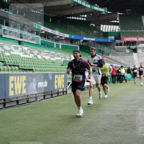 05.10.2025 - 20. swb-Marathon Bremen Michael Burmester http://msf.ph/oto/9324890 05.10.2025 12:32:57 Laufen im Stadion 121, 218, 369, 650, 664, 746, 850, 908, 1494, 1617, 1913, 1928, 2033, 2267, 2682, 4251, 6957, 8582, 141, 569, 938, 1093, 1665 meine-sportfotos.de