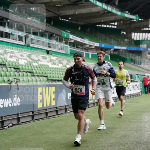 05.10.2025 - 20. swb-Marathon Bremen Michael Burmester http://msf.ph/oto/9324892 05.10.2025 12:32:58 Laufen im Stadion 121, 218, 369, 650, 664, 746, 850, 908, 1494, 1617, 1913, 1928, 2033, 2267, 2682, 4251, 6957, 8582, 141, 569, 938, 1093, 1665 meine-sportfotos.de