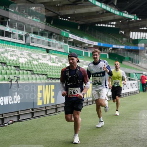 05.10.2025 - 20. swb-Marathon Bremen Michael Burmester http://msf.ph/oto/9324894 05.10.2025 12:32:58 Laufen im Stadion 121, 218, 369, 650, 664, 746, 850, 908, 1494, 1617, 1913, 1928, 2033, 2267, 2682, 4251, 6957, 8582, 141, 569, 938, 1093, 1665 meine-sportfotos.de