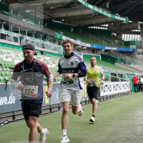 05.10.2025 - 20. swb-Marathon Bremen Michael Burmester http://msf.ph/oto/9324896 05.10.2025 12:32:58 Laufen im Stadion 121, 218, 369, 650, 664, 746, 850, 908, 1494, 1617, 1913, 1928, 2033, 2267, 2682, 4251, 6957, 8582, 141, 569, 938, 1093, 1665 meine-sportfotos.de