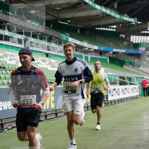 05.10.2025 - 20. swb-Marathon Bremen Michael Burmester http://msf.ph/oto/9324898 05.10.2025 12:32:59 Laufen im Stadion 121, 218, 369, 650, 664, 746, 850, 908, 1494, 1617, 1913, 1928, 2033, 2267, 2682, 4251, 6957, 8582, 141, 569, 1093, 1665 meine-sportfotos.de