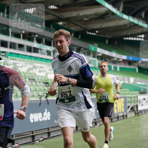05.10.2025 - 20. swb-Marathon Bremen Michael Burmester http://msf.ph/oto/9324900 05.10.2025 12:32:59 Laufen im Stadion 121, 218, 369, 650, 664, 746, 850, 908, 1494, 1617, 1913, 1928, 2033, 2267, 2682, 4251, 6957, 8582, 141, 569, 1093, 1665 meine-sportfotos.de