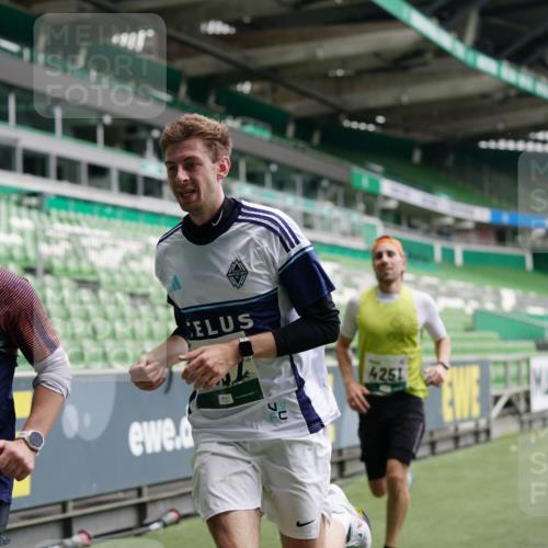 05.10.2025 - 20. swb-Marathon Bremen Michael Burmester http://msf.ph/oto/9324902 05.10.2025 12:32:59 Laufen im Stadion 121, 218, 369, 650, 664, 746, 850, 908, 1494, 1617, 1913, 1928, 2033, 2267, 2682, 4251, 6957, 8582, 141, 569, 1093, 1665 meine-sportfotos.de