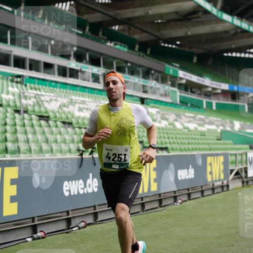 05.10.2025 - 20. swb-Marathon Bremen Michael Burmester http://msf.ph/oto/9324904 05.10.2025 12:33:00 Laufen im Stadion 121, 218, 369, 650, 664, 746, 850, 908, 1494, 1617, 1889, 1913, 1928, 2033, 2267, 2682, 4251, 6957, 8582, 141, 569, 1093, 1665 meine-sportfotos.de
