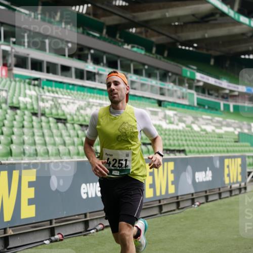 05.10.2025 - 20. swb-Marathon Bremen Michael Burmester http://msf.ph/oto/9324906 05.10.2025 12:33:00 Laufen im Stadion 121, 218, 369, 650, 664, 746, 850, 908, 1494, 1617, 1889, 1913, 1928, 2033, 2267, 2682, 4251, 6957, 8582, 141, 569, 1093, 1665 meine-sportfotos.de