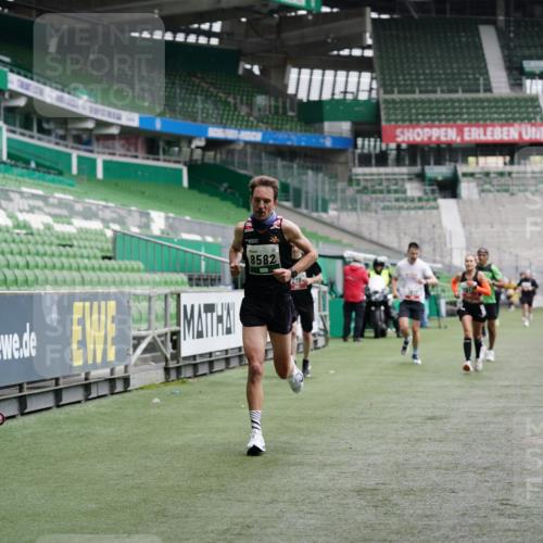 05.10.2025 - 20. swb-Marathon Bremen Michael Burmester http://msf.ph/oto/9324908 05.10.2025 12:33:02 Laufen im Stadion 121, 218, 369, 650, 664, 746, 850, 908, 1494, 1617, 1889, 1913, 1928, 2000, 2033, 2267, 2682, 4251, 6957, 8582, 141, 569, 1093, 1665 meine-sportfotos.de