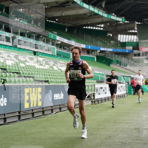 05.10.2025 - 20. swb-Marathon Bremen Michael Burmester http://msf.ph/oto/9324912 05.10.2025 12:33:03 Laufen im Stadion 121, 218, 369, 650, 664, 746, 850, 908, 1494, 1617, 1889, 1913, 1928, 2000, 2033, 2267, 2682, 4251, 6957, 8582, 141, 569, 1093, 1665 meine-sportfotos.de