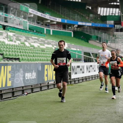 05.10.2025 - 20. swb-Marathon Bremen Michael Burmester http://msf.ph/oto/9324914 05.10.2025 12:33:06 Laufen im Stadion 121, 218, 363, 369, 650, 664, 746, 850, 908, 1494, 1617, 1889, 1913, 1928, 2000, 2033, 2267, 2682, 4251, 6957, 8582, 569, 1093, 1665 meine-sportfotos.de
