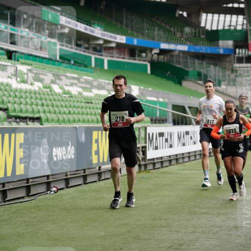 05.10.2025 - 20. swb-Marathon Bremen Michael Burmester http://msf.ph/oto/9324916 05.10.2025 12:33:06 Laufen im Stadion 121, 218, 363, 369, 650, 664, 746, 850, 908, 1494, 1617, 1889, 1913, 1928, 2000, 2033, 2267, 2682, 4251, 6957, 8582, 569, 1093, 1665 meine-sportfotos.de