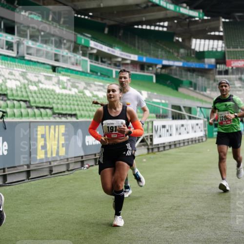 05.10.2025 - 20. swb-Marathon Bremen Michael Burmester http://msf.ph/oto/9324928 05.10.2025 12:33:08 Laufen im Stadion 121, 218, 363, 369, 650, 664, 746, 850, 908, 1494, 1617, 1889, 1913, 1928, 2000, 2033, 2267, 2682, 4251, 6957, 8582, 569, 1093, 1665 meine-sportfotos.de