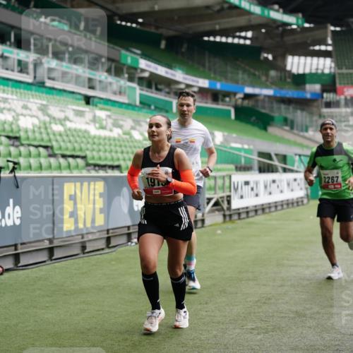 05.10.2025 - 20. swb-Marathon Bremen Michael Burmester http://msf.ph/oto/9324930 05.10.2025 12:33:08 Laufen im Stadion 121, 218, 363, 369, 650, 664, 746, 850, 908, 1494, 1617, 1889, 1913, 1928, 2000, 2033, 2267, 2682, 4251, 6957, 8582, 569, 1093, 1665 meine-sportfotos.de